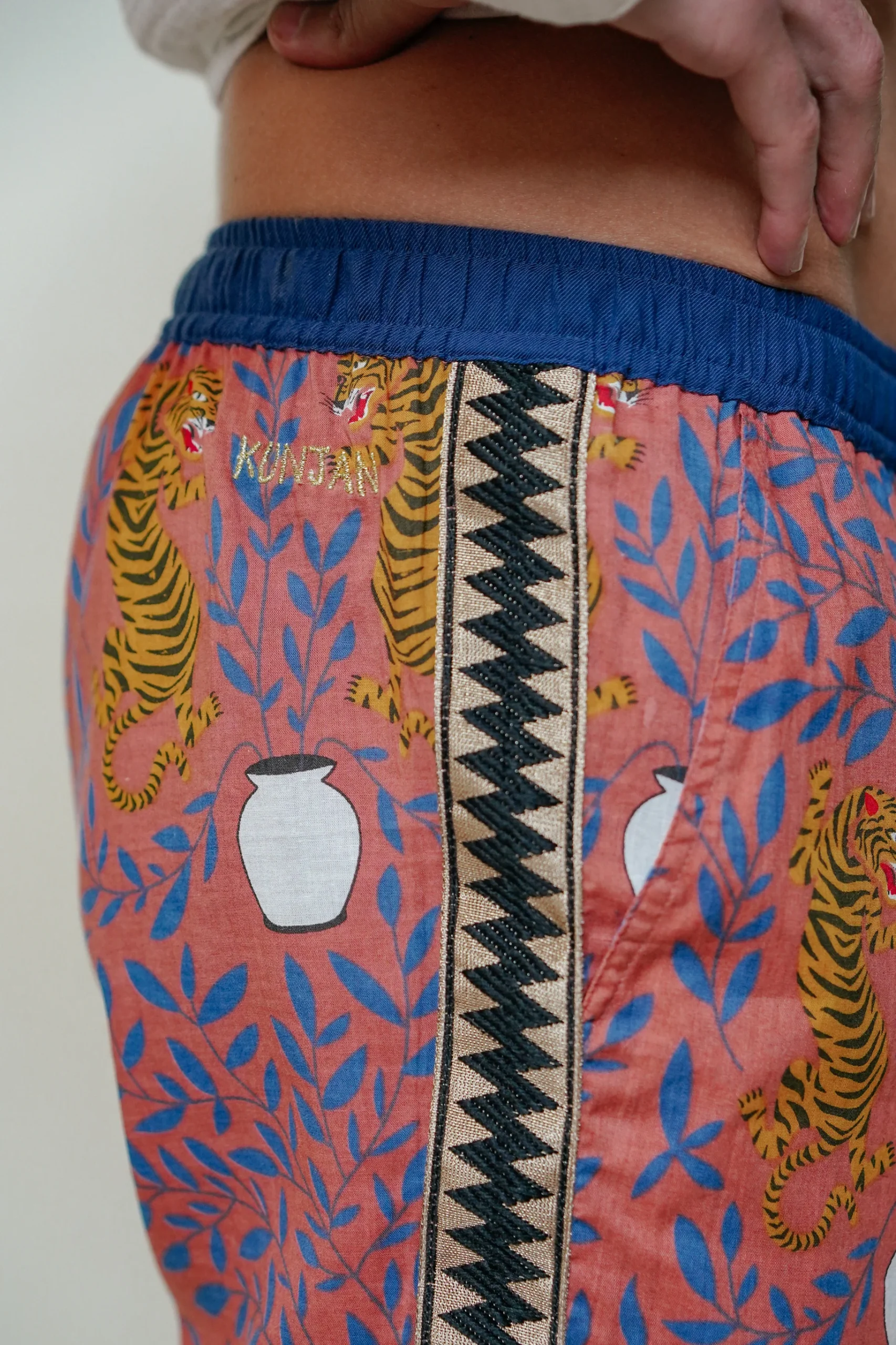 L'ÎLE BLEUE - Boubou Kunjan – Image 3