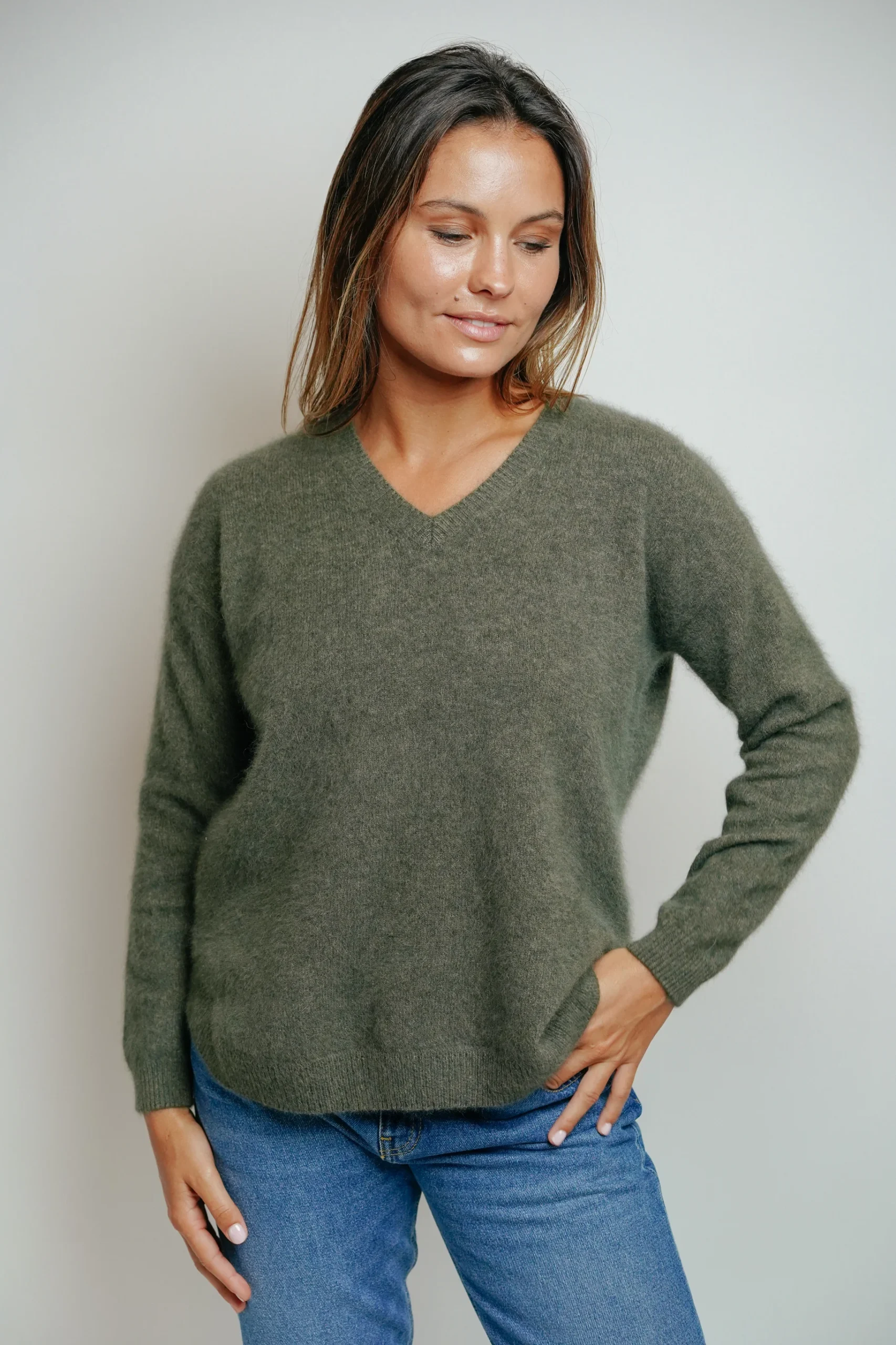 ESTHÈME - Petit Col V Raccoon Kaki – Image 3