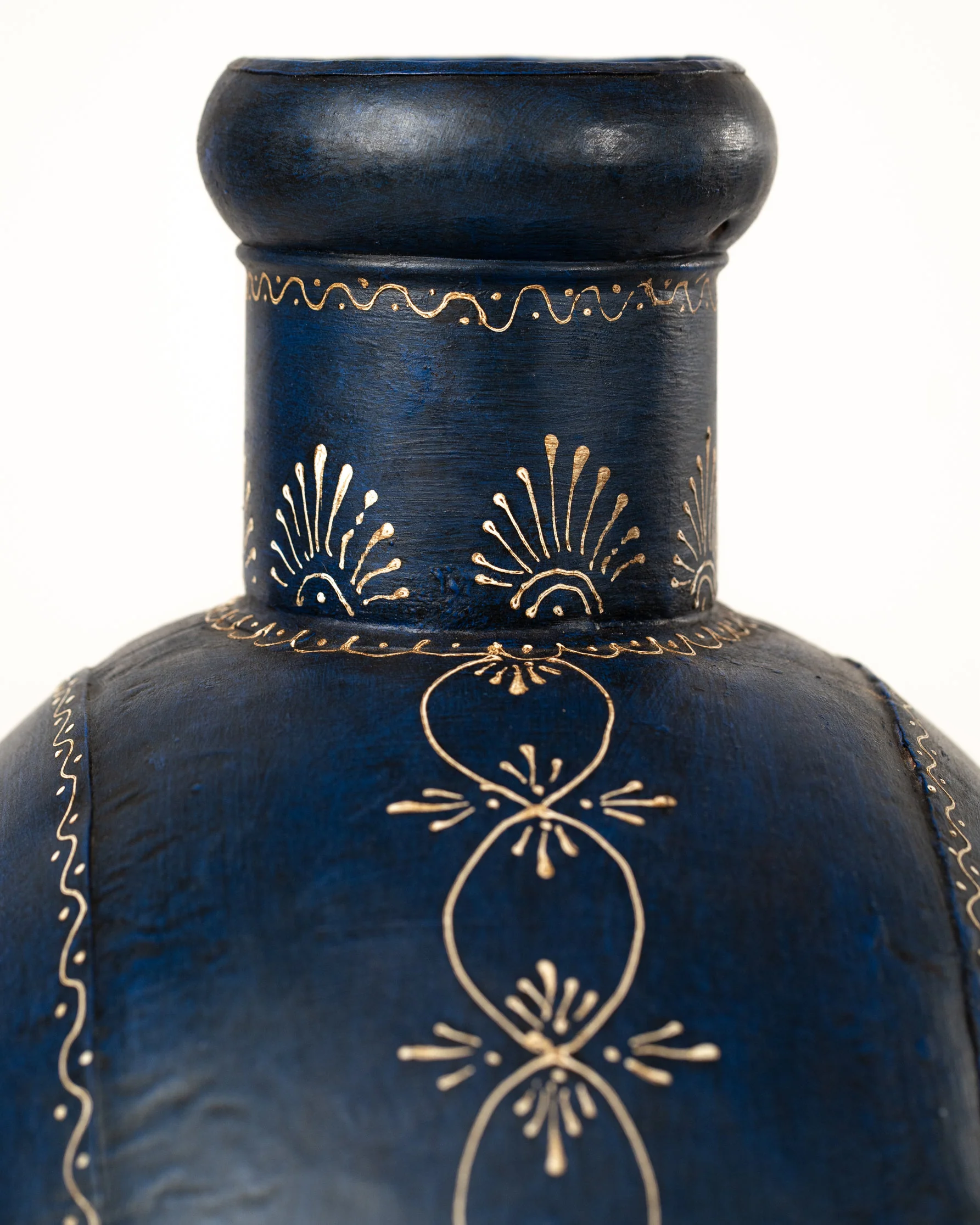 L'ÎLE BLEUE - POT EN METAL PEINT MAINS 3 – Image 5