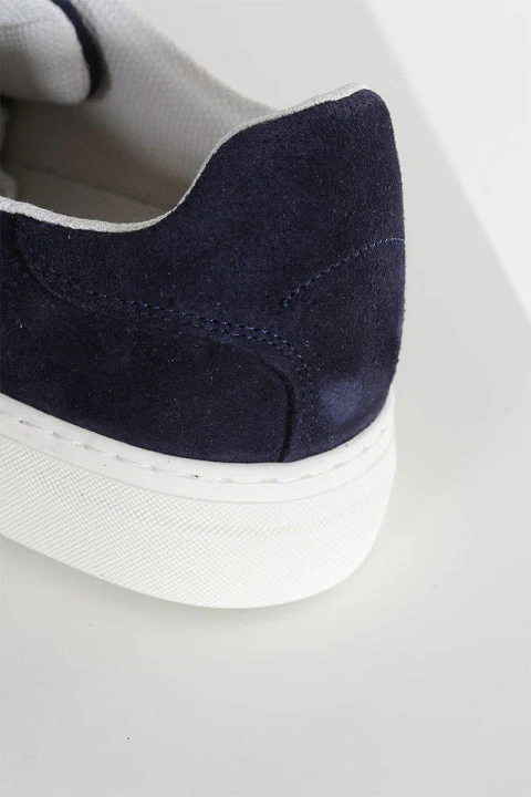 Baskets en daim bleu foncé avec semelle blanche pour homme – Image 3