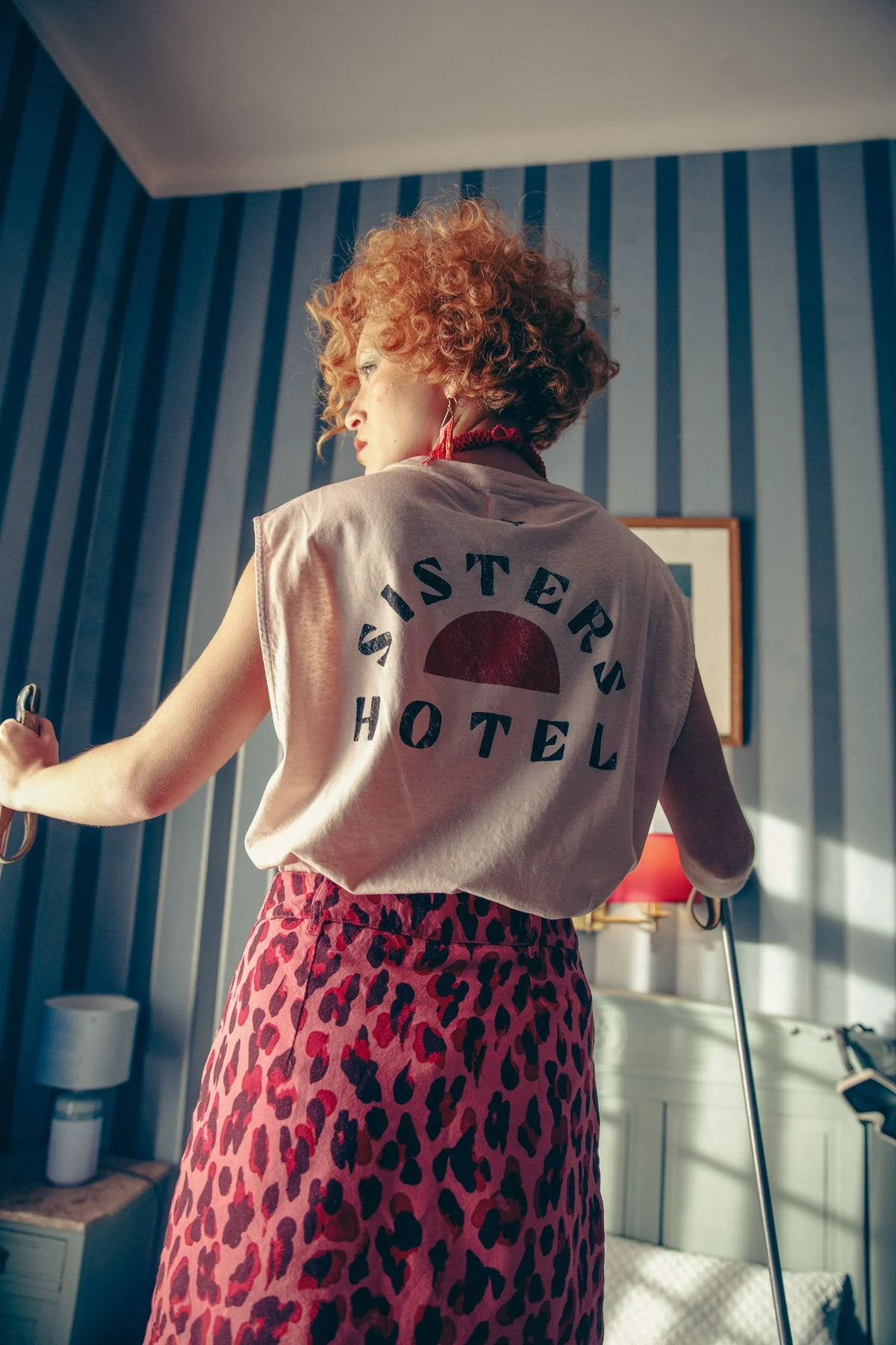 SISTERS DEPARTMENT - Tee-shirt Late Checkout – Image 4